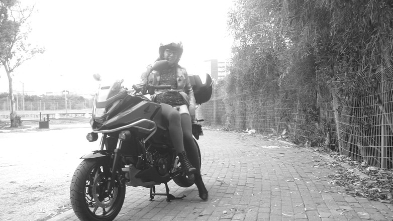 Voyager: Varje bil som passerade såg hennes penis vibrera under den...