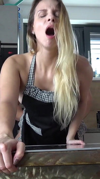 La femme au foyer parfaite baisait et giclait !