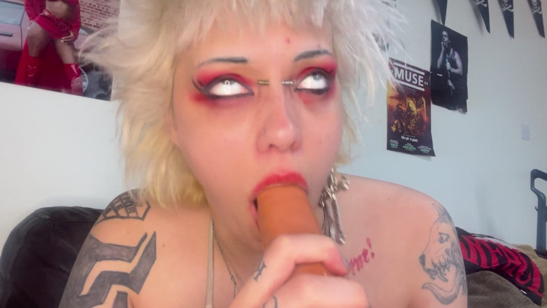 Glitterqueen1999: Baci di rossetto e pompino labbra nere rosse gola profonda...