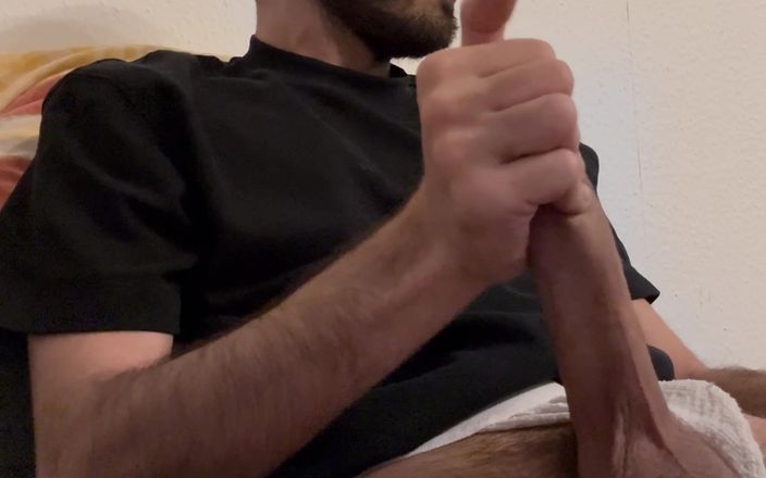 Taboofuxxer: Un mec poilu branle une grosse bite