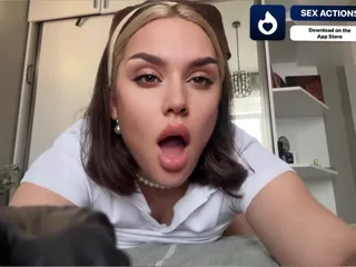 Estudiante sexy hace el papel de una criada cachonda usando una aplicación de citas