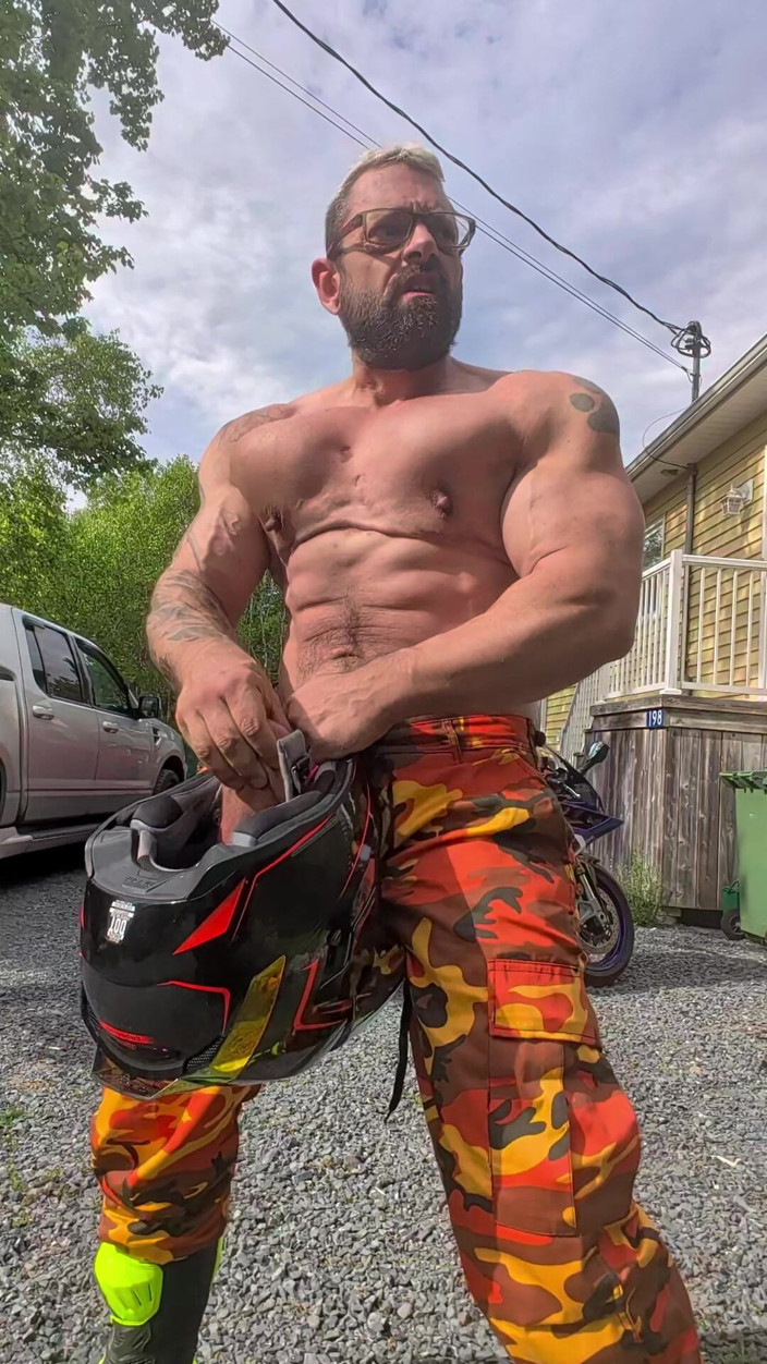 Bruiser Bearwood: Gioco con il mio elmetto da moto