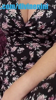 Moja przyrodnia siostra ściąga dekolt, aby pokazać mi swoje duże naturalne cycki. Potem pieprzę jej grubą białą dupę pieska