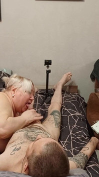 Vizinha nua faz boquete profundo até eu gozar