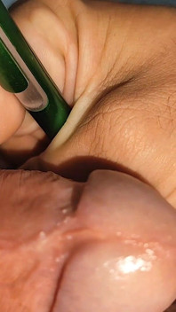 Applicando shock al pene con la penna elettrica.