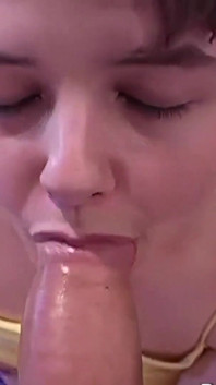 甜美的饥渴的微胖荡妇的脸上充满了精液