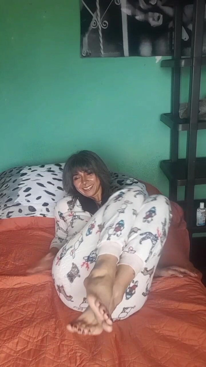 Casia Castro: Shine foot naolejovaná a Asmr Tease