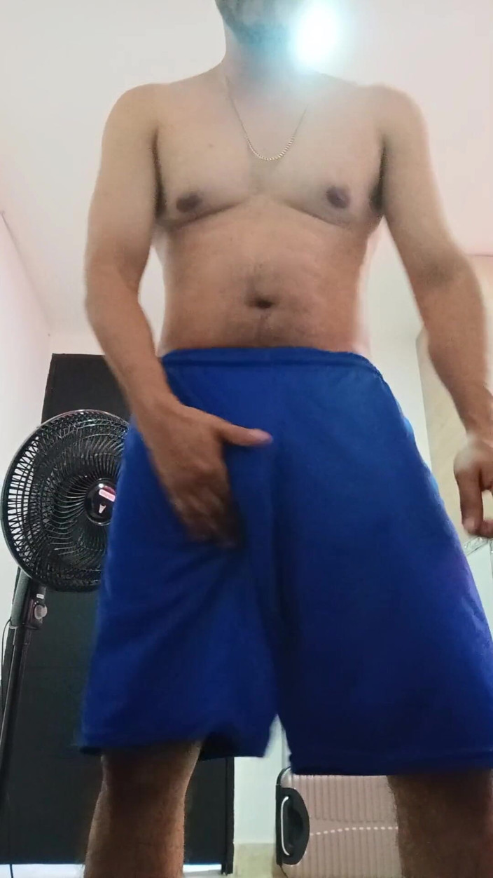 Tommhot: 彼の大きなノーカットのコックを自慰行為するラテン系の男の子