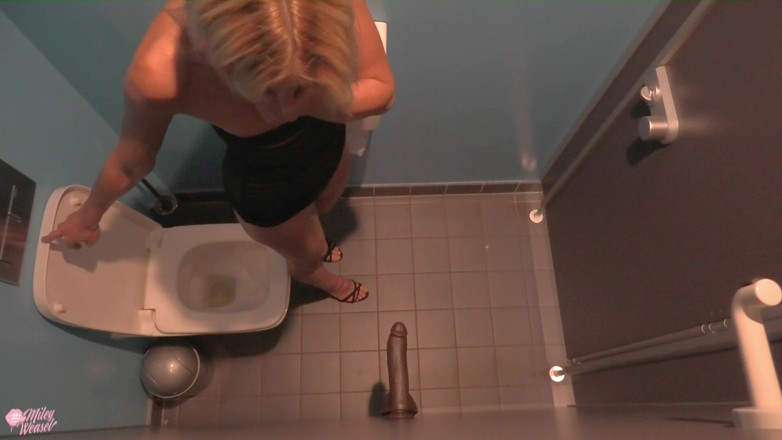 Miley Weasel: Vadia pervertida encontra dildo no vaso sanitário da discoteca e...