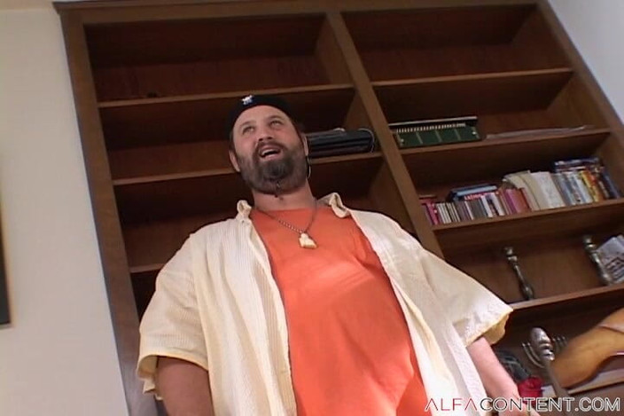 Camel toe girls: Busty幅ふしだらな女は彼女の小さな猫を破壊しました