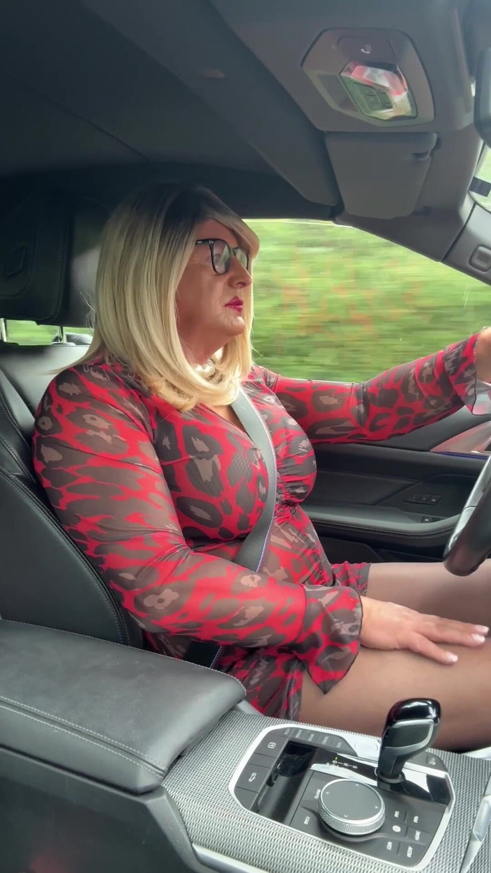 Kellycd2022: Sexy travestiet Kellycd2022 geniet van een middagrit een kleine pitstop-pauze