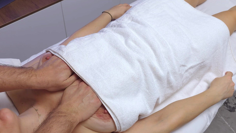 Venus and rider: Masażysta wypełnił jej cipkę zamiast normalnego masażu