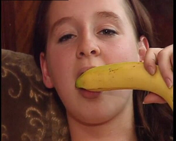 YOUR FIRST PORN: Se masturbează cu Banana