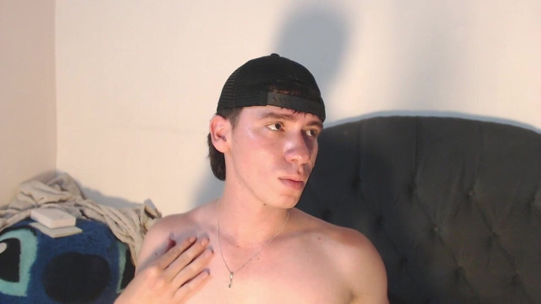 Icyhot707: Ze Neukte Me Met Een Dildo Van 20 Cm En Stopte...