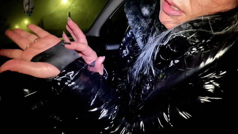 MilfyCalla: Notte rimorchiata downjacket fantasia, fumo, pompino in auto e sborra...