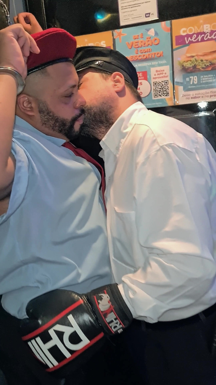 Punchbagplz: Autorità Inversa - Scomposizione Alfa Ammanettata