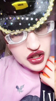 Kadın kılıklı, findom goaldigger tarafından evliliğini kabul ettikçe dinliyor