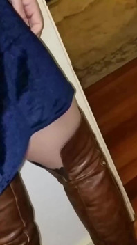 Femboy dani bewegt sich in gebräunten strumpfhosen um kurvige beine