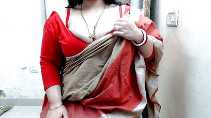 Madhu aunty: Indická macecha mluví sprostě s nevlastním synem