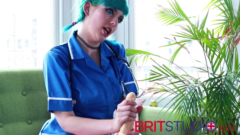 Brit Studio: La studentessa infermiera ti dice come masturbarti per lei