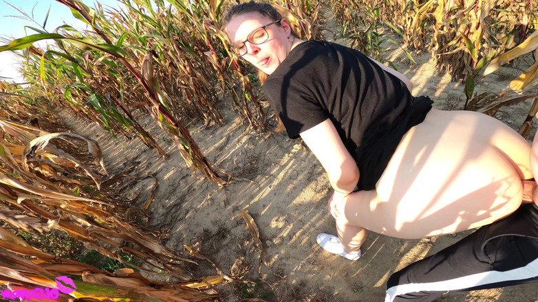 Mana310: トウモロコシ畑で私を犯して、私の中に射精してください