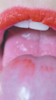 Czerwona szminka sex oralny