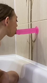Pijpen dildo onder de douche kokhalzend diep in de keel