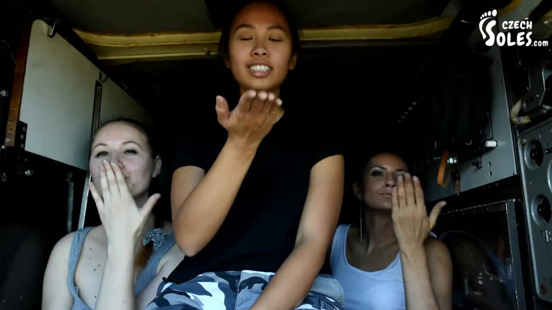 Czech Soles - foot fetish content: 素足を披露する3人のセクシーな軍の女の子