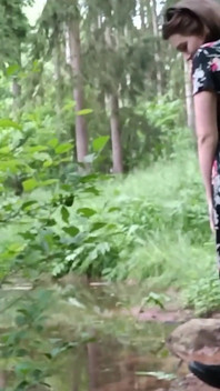 Ngentot adik tiriku yang nakal di hutan