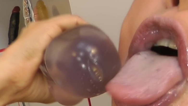 Solo Sex: Salma si užívá své oblíbené dildo!