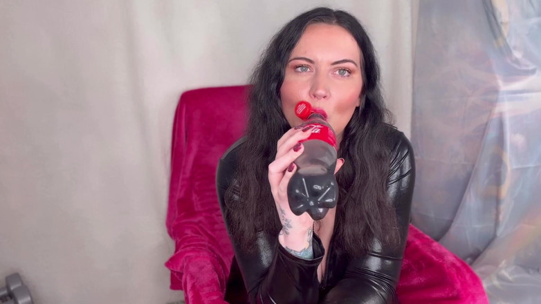 MissFFW: Senhorita Ffw gosta de uma garrafa de Cola &amp;arrotando