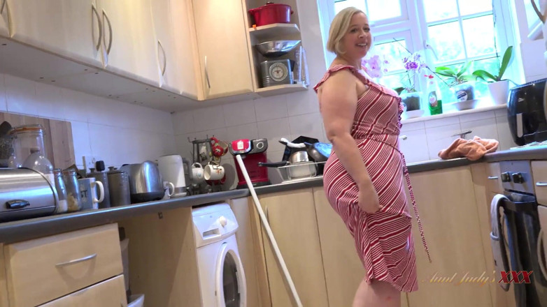 Aunt Judy's XXX: Ibu tiri super semok ini lagi asik nyepong kontol di...