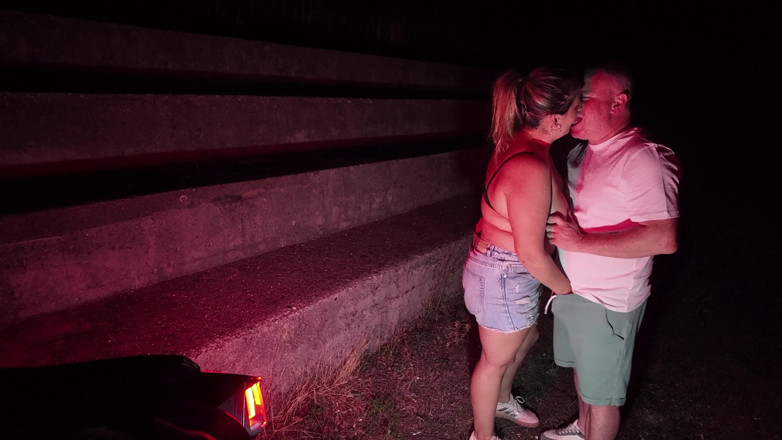 Alex e Bianca: Je baise ma copine salope dehors pendant que son mari...