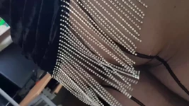 La gamba di dani in calze viene grande sullo specchio