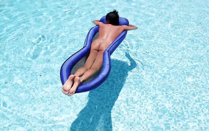 Alexandra Wett: Ass fuck in the middle of the pool