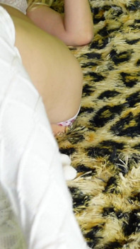 Blondă sexy cu cu pumnul dur în mănuși de lână în ciorapi de casă
