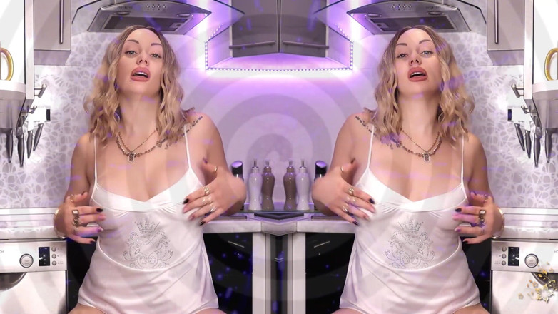 Goddess Misha Goldy: Accarezzati il tuo cazzo mentre ti fotto il cervello! Senti...