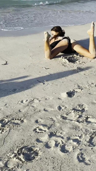 Sexy Monika Fox Em Body Preto Na Praia