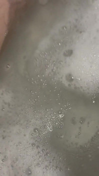 Bain chaud avec touffe poilue sexy, cheveux super longs