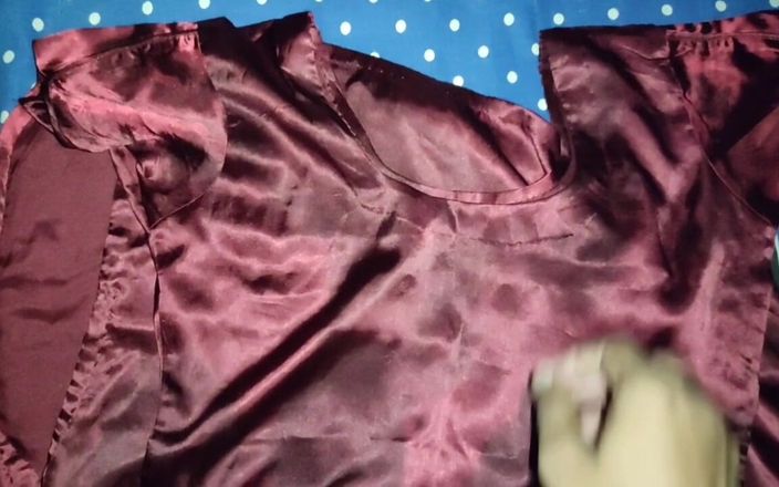 Satin and silky: Porno handjob suut satin - ngocok kontol dengan baju merah marun...