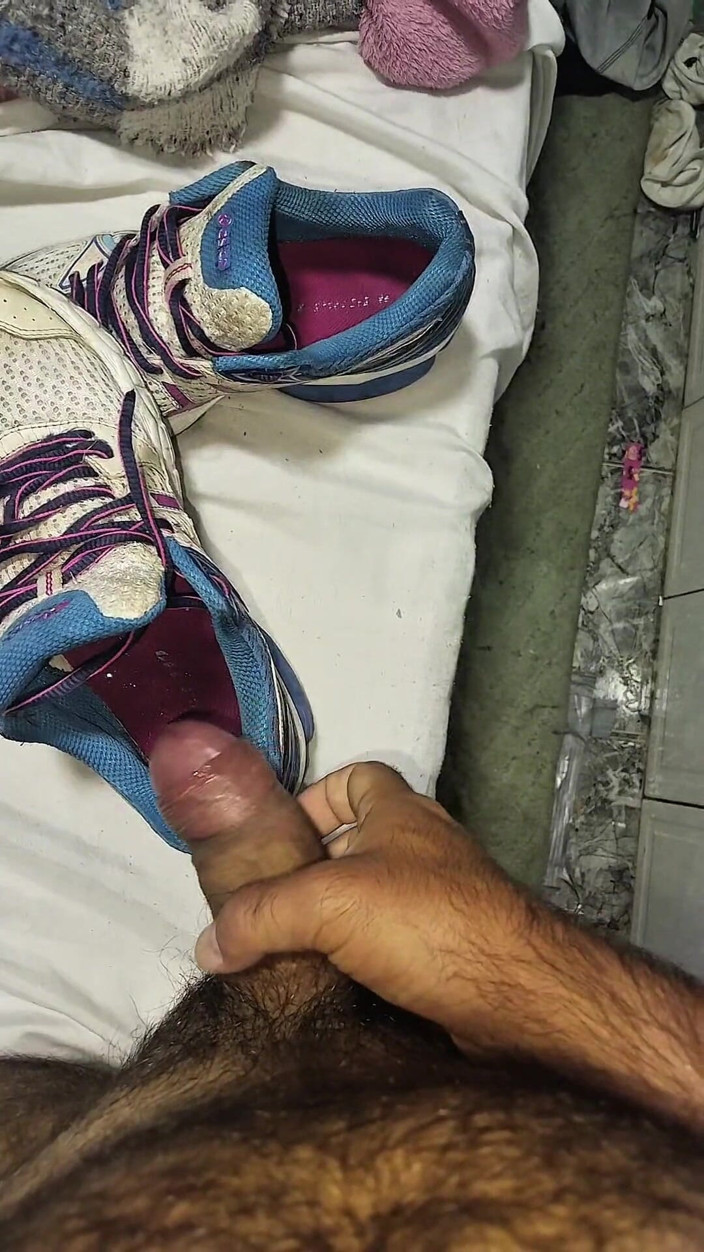 Sneakerfetish_BR: Asics fodendo e gozando dentro