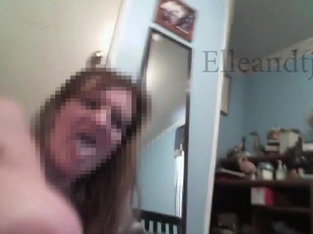 elleandtj: Une salope se masturbe avec un gode