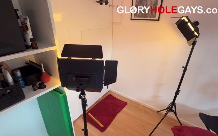 GLORYHOLEGAYS: Il giovane lavoratore viene due volte - proprio attraverso il gloryhole