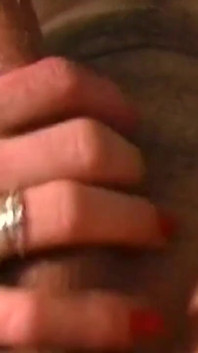 贪得无厌的成熟荡妇被撸起崇拜鸡巴