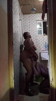 Sex la duș în picioare cu fratele vitreg