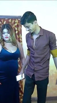 Hintli Seksi Model Erotik Fotoğraf Çekimi Ve Kameramanla Romantik Seks
