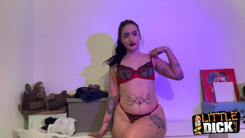 Little Dick Club: Taak - gebruind in lingerie