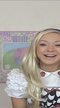 Cosplayndo teen bionda di 18 anni si masturba