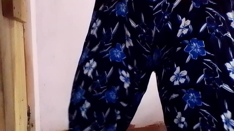 Jaanu294: Colpisce sisna mentre indossa i pantaloni floreali della sorellastra e...