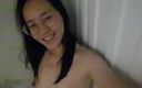 Thana 2023: Fată asiatică care împarte corpul într-un videoclip